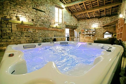 Property building, Hot Tub, Hot Tub, Spa and wellness centre/facilities