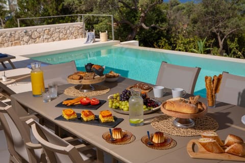 Dining area, Pool view, Swimming pool