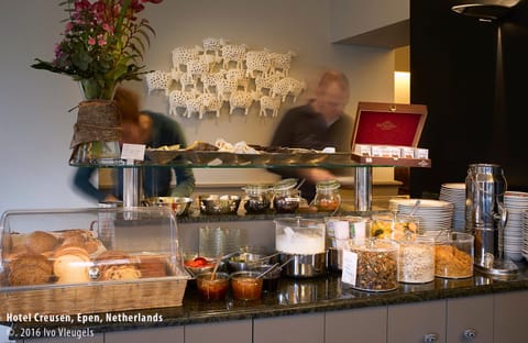 Restaurant/places to eat, Buffet breakfast