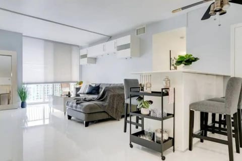 Chic Penthouse: 3BR x Pool x Gym x 2 Parking Spots Apartment in Brickell