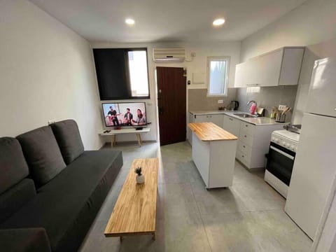 דירה נאה ומרווחת עם חצר פרטית Condo in Netanya