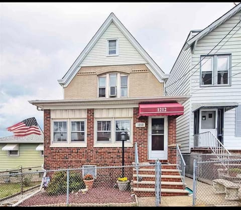 Only 15 minutes away from NYC House in North Bergen