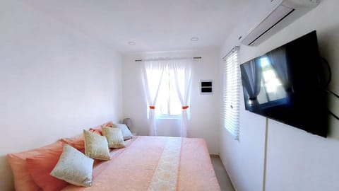 Hotel experience with daily housekeeping and laundry Condo in Oranjestad