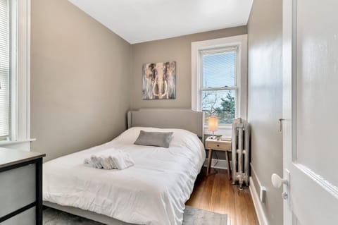 Cute City Apartment w Workspace near Downtown Condo in Windsor