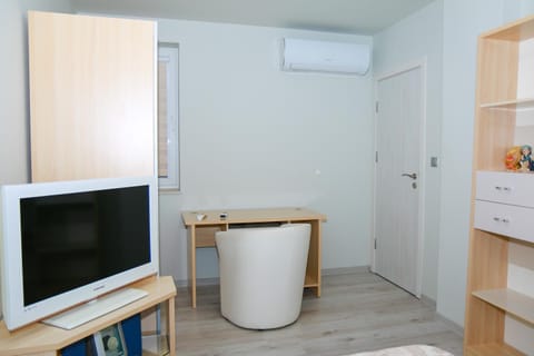 TV and multimedia, Photo of the whole room, air conditioner