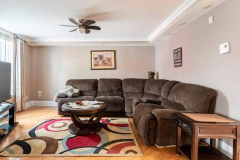Live like a Montrealer in this 3-bedroom home! Condo in Laval