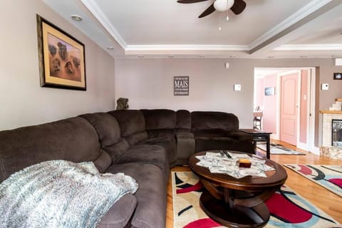 Live like a Montrealer in this 3-bedroom home! Condo in Laval