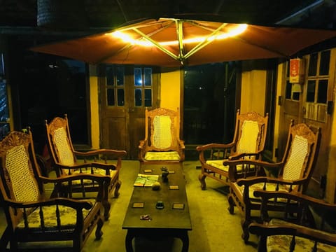 Night, Seating area