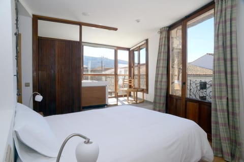 Bed, Photo of the whole room, Bedroom, Mountain view