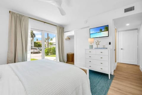 Luxury Beachside Condo. Steps to the Beach! Apartamento in Juno Beach
