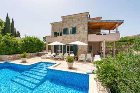 Property building, Patio, Day, Pool view, Swimming pool, sunbed