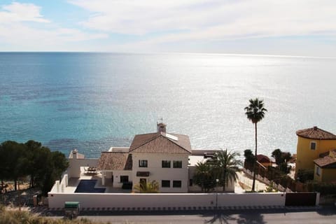 Villa Irene, Large First Line Villa wíth amazing sea- and coast views and large private swimming pool! Villa in Alacantí