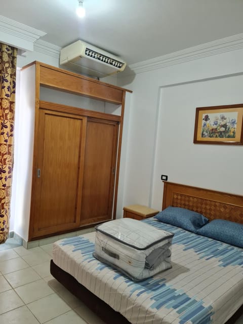 Bed, Bedroom, wardrobe, air conditioner