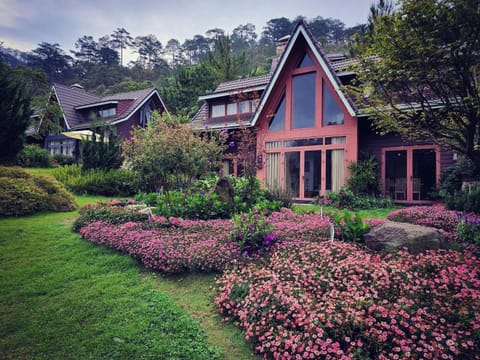 Property building, Natural landscape, Balcony/Terrace, Garden view