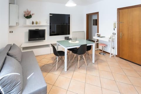 Communal lounge/ TV room, TV and multimedia, Living room, Seating area, Dining area
