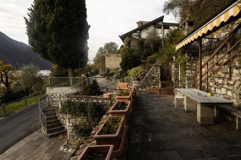 Property building, Spring, Day, Natural landscape, Garden, Balcony/Terrace, Garden view, Mountain view, Lunch