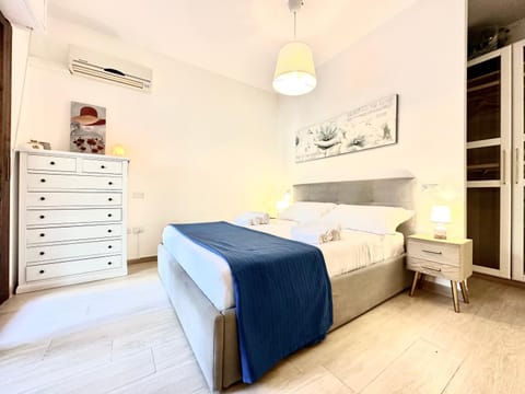 Bed, Photo of the whole room, Bedroom, air conditioner