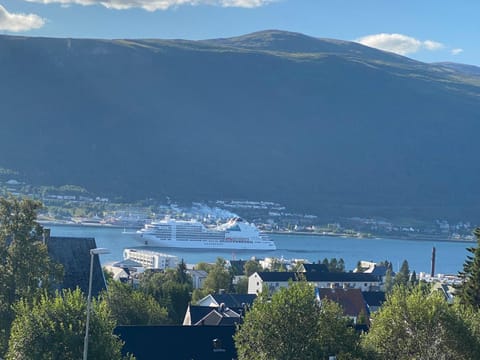 Sentral 4-roms leilighet i Trollbakken Condo in Tromso