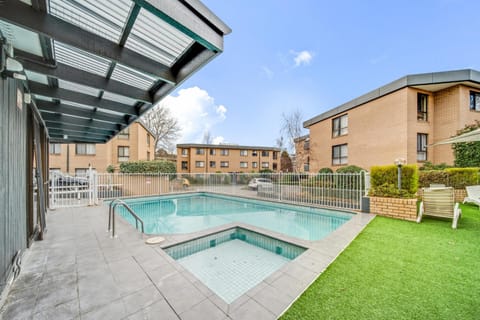 2-Bed with Pool, BBQ, Tennis Court & Parking Condo in Canberra