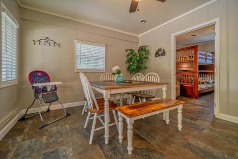 Seating area, Dining area