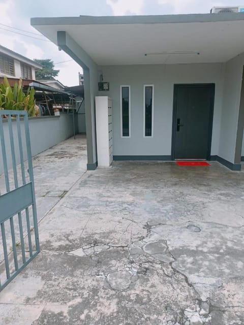 Ipoh Cozy Home 3 Bedroom 6-9Pax by City Home Empire House in Ipoh