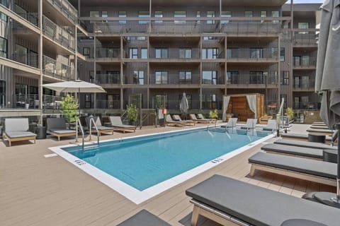 Skyline View, Pool, Gym, Balcony's, Walk to BWay! Apartment in The Gulch