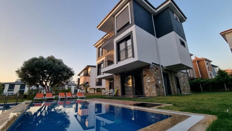 Property building, Day, Pool view, Swimming pool, sunbed