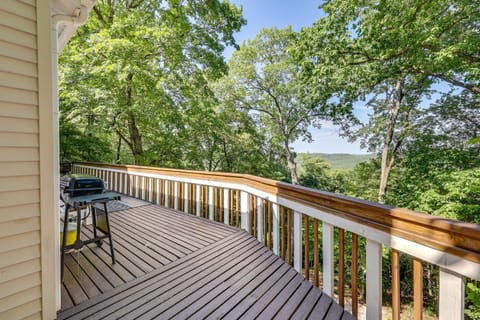 Ozark Mountain View Retreat with Hot Tub! Haus in Carroll County