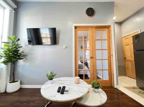 Stylish 1 Bedroom Apt - Brooklyn by train station Apartment in Glendale