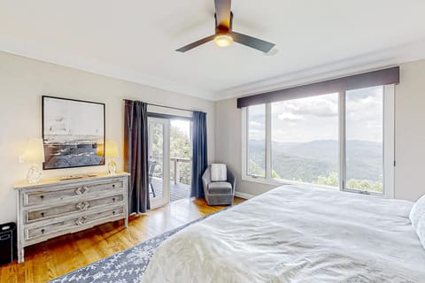 Jump Off Rock Retreat House in Laurel Park