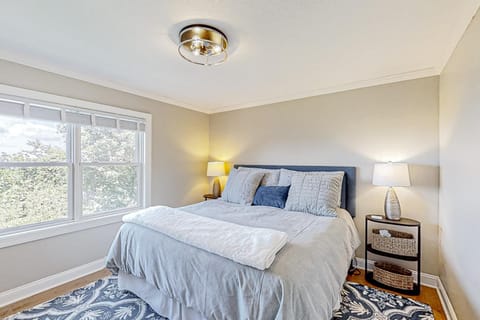 Jump Off Rock Retreat House in Laurel Park