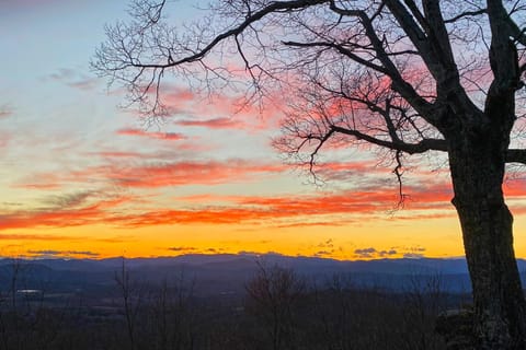 Jump Off Rock Retreat Haus in Laurel Park