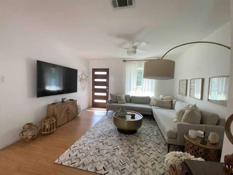 Boho Chic Luxury Home FREE Parking, Wi-Fi, Mins to Soco/DT Condominio in South Congress