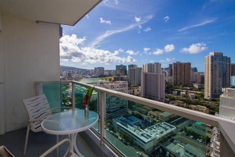 Amazing view from your balcony Walk to the beach 2420 House in Honolulu