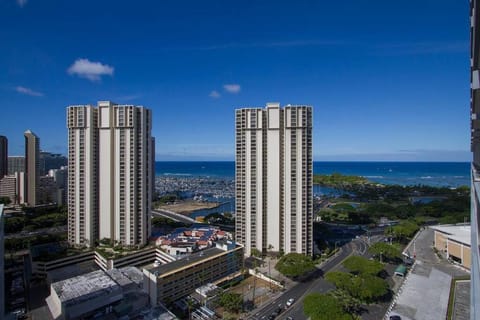 Amazing view from your balcony Walk to the beach 2420 House in Honolulu