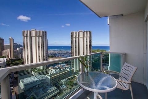 Amazing view from your balcony Walk to the beach 2420 House in Honolulu