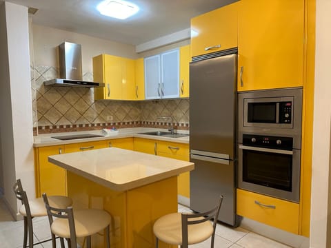 Kitchen or kitchenette, Dining area, oven, pet friendly, stove