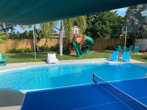 Island Vibes Beach House & 10 min walk to beach House in Fort Pierce