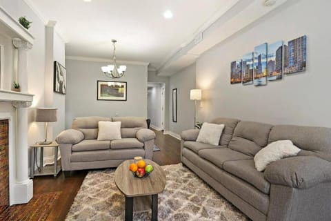 Live the Dream in Wrigleyville's 3BR Gem Apartment in Wrigleyville