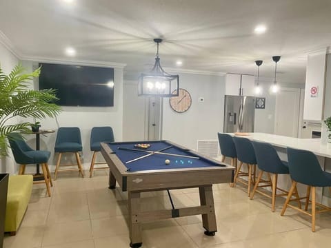 Mango’s House Close to Beach…Pool, Table Pool House in Pompano Beach