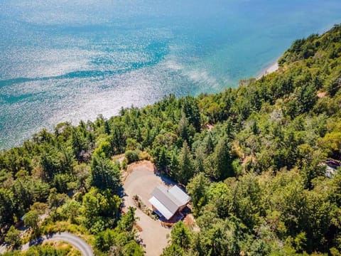 Amazing Views and Peaceful Privacy, Unique House Villa in Puget Sound