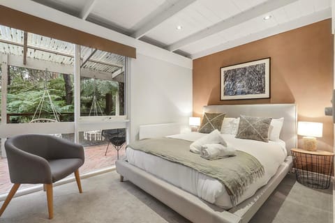 Escape to Tranquil Bliss In Fernview on Falls House in Olinda