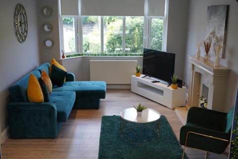 TV and multimedia, Living room, Seating area, Evening entertainment