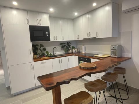 Kitchen or kitchenette, Dining area, minibar, pet friendly, stove