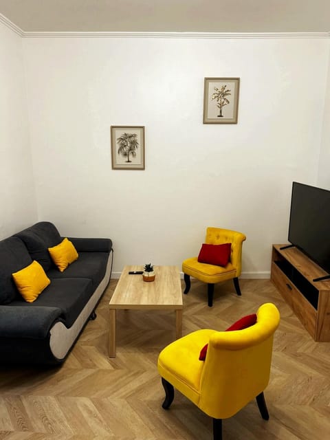 Communal lounge/ TV room, TV and multimedia, Living room, Seating area, internet
