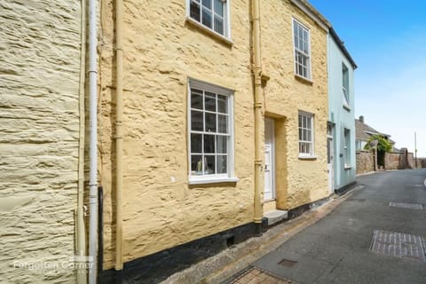 April Cottage, Cawsand - Beach front House in Cawsand