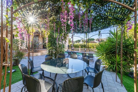 Patio, Day, Garden, Dining area, Garden view