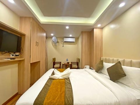 Bed, TV and multimedia, Seating area, Bedroom, towels, air conditioner