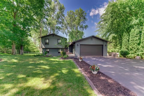 Lakefront Orion Twp Home with Fire Pit and Kayak! Maison in Orion Township