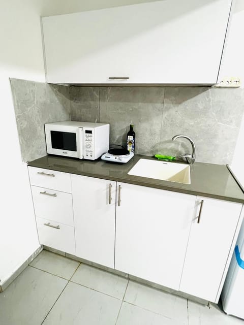 Kitchen or kitchenette, minibar, stove